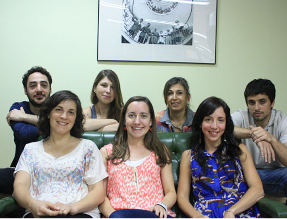 Los autores del estudio, Martín Habif (izq.), Gabriela Thomas, Verónica Baez, Malena Pascual, la doctora Graciela Boccaccio, jefa del Laboratorio de Biología Celular del RNA del Instituto Leloir, Luciana Luchelli y Darío Maschi.