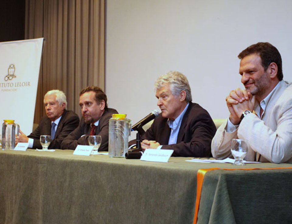 El vicepresidente de la Fundación Bunge y Born, Alejandro de La Tour d´Auvergne (izq.), el ministro de Ciencia, Tecnología e Innovación Productiva, doctor Lino Barañao, el director de la Fundación Instituto Leloir, doctor Fernando A. Goldbaum y el presidente de la Fundación Instituto Leloir, doctor Armando J. Parodi.
