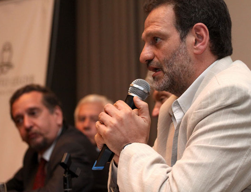 El director de la Fundación Instituto Leloir, doctor Fernando A. Goldbaum (der.), el presidente de la Fundación Instituto Leloir, doctor Armando J. Parodi, el ministro de Ciencia, Tecnología e Innovación Productiva, doctor Lino Barañao y el vicepresidente de la Fundación Bunge y Born, Alejandro de La Tour d´Auvergne.