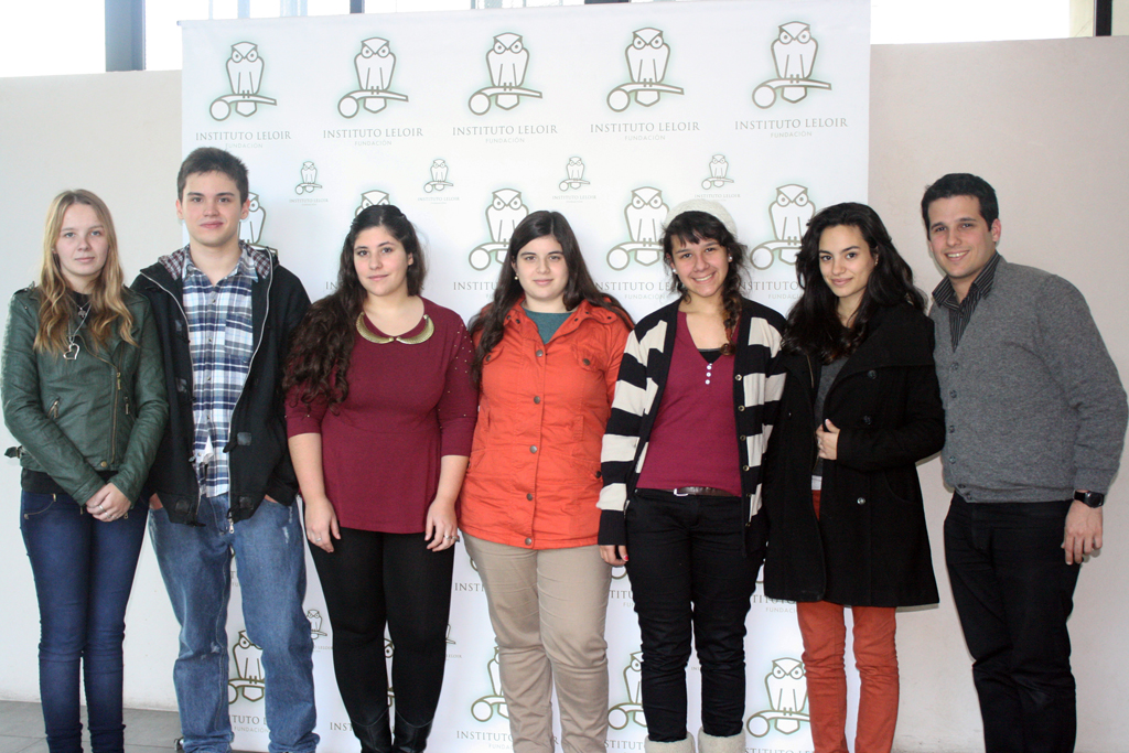 Alumnos del Campamento de Ciencias de la Embajada de EEUU