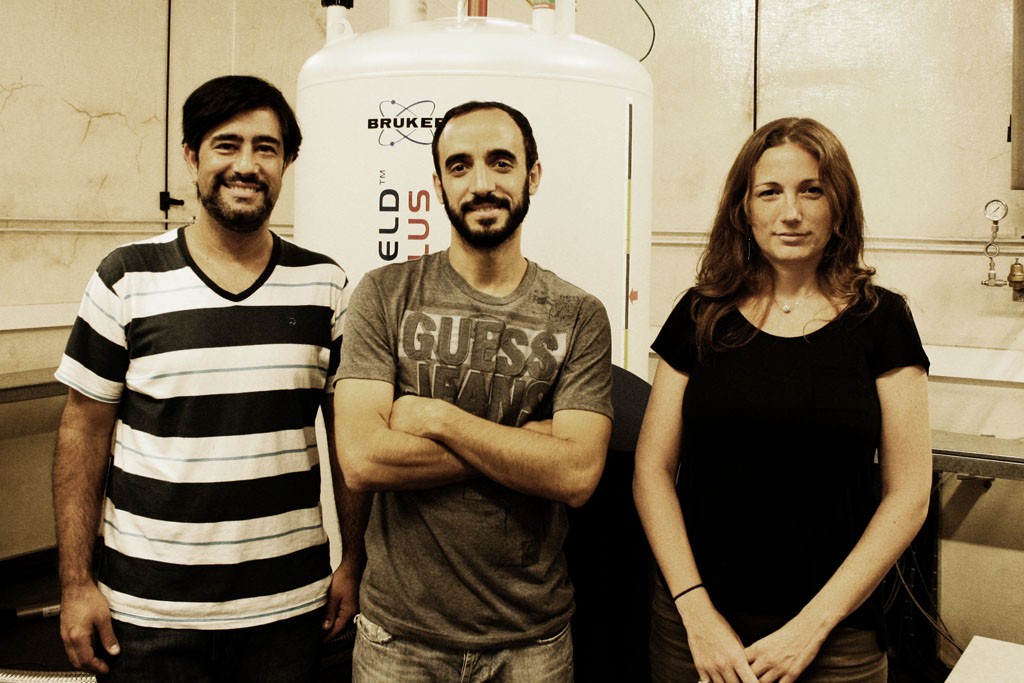 Los doctores Martín Aran, Clara Smal y Leonardo Pellizza, del laboratorio de Resonancia Magnética Nuclear Bioestructural del Instituto Leloir. 