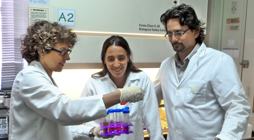 La doctora Andrea Gamarnik (izq.), jefa del Laboratorio de Virología Molecular del Instituto Leloir y dos integrantes de su equipo, la doctora en bioquímica Claudia Filomatori y el licenciado en genética Sergio Villordo, en el Cuarto de Bioseguridad donde estudian el virus del dengue.