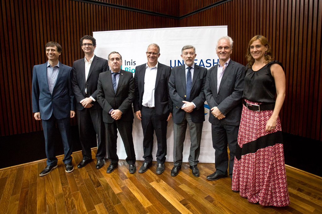 Daniel Katzman (izq.), CEO de Unleash, Mariano Mayer, secretario de Emprendedores y PyMEs de la Nación, dependiente del Ministerio de Producción, doctor Lino Barañao, ministro de Ciencia, doctor Marcelo Yanovsky, presidente de INIS Biotech, doctor Alejandro Ceccatto, presidente del CONICET, doctor Osvaldo Podhajcer, jefe del Laboratorio de Terapia Molecular y Celular del Instituto Leloir, y la licenciada Paula Prados, gerente de INIS Biotech.