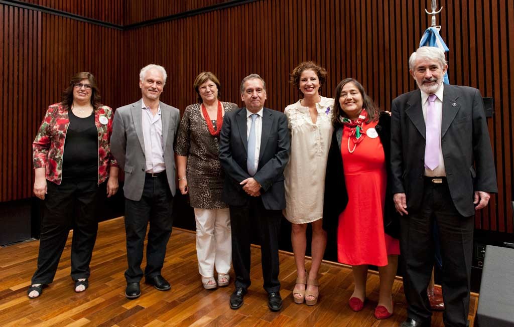 El ministro de Ciencia, doctor Lino Barañao, el secretario de Planeamiento y Políticas, doctor Miguel Ángel Blesa, la presidenta de FADEPOF, licenciada Luciana Escati Peñaloza, la vicepresidenta de FADEPOF, Florencia Braga Menéndez, el jefe del Laboratorio de Terapia Molecular y Celular del Instituto Leloir, doctor Osvaldo Podhajcer, la presidenta del Consejo de Administración del Hospital Garrahan, doctora Graciela Reybaud, la presidenta de la Asociación de Pacientes y Padres de Niños con Enfermedad de Stargardt de Argentina, Marcela Ciccioli, y miembros de esa asociación