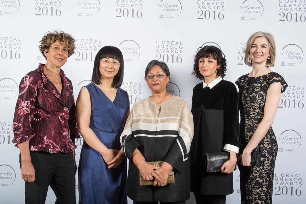 Las ganadoras del Premio internacional L’Oréal-UNESCO “Por las Mujeres en la Ciencia”. Las doctoras Andrea Gamarnik (izq.), del CONICET y del Instituto Leloir, en Argentina, la doctora Hualan Chen (China), Quarraisha Abdool Karim (Sudáfrica), Emmanuelle Charpentier (Alemania) y Jennifer Doudna (Estados Unidos).