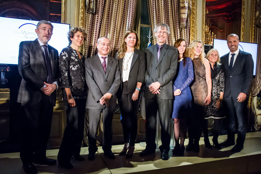 De Izq a der: El Dr. Alejandro Ceccatto, Presidente del CONICET, la Dra. Andrea Gamarnik, de la Fundación Instituto Leloir, el Sr. Jean-Michel Casa, Embajador de Francia, Daniela Reich, Subsecretaria de Políticas de Género de la Provincia de Buenos Aires, el Dr. Alejandro Schinder, Presidente de la Fundación Instituto Leloir, otras investigadoras premiadas y Marcelo Zimet, CEO de L´Oréal en Argentina .