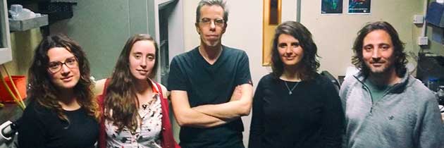 Los autores del estudio: Guillermo Lanuza (centro), investigador del CONICET y jefe del Laboratorio de Genética del Desarrollo Neural del Instituto Leloir junto a Micaela Sartoretti, Daniela Di Bella, Yanina Petracca y Abel Carcagno, integrantes de su equipo.