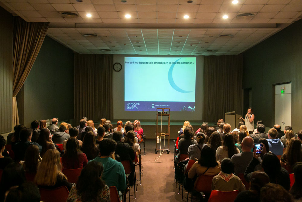 Además de espacios interactivos sobre biología molecular de plantas, neurobiología, biología celular, desarrollo, cáncer, microbiología y bioinformática, los visitantes presenciaron charlas sobre temas tan variados como los relojes y calendarios biológicos, el almacenamiento de recuerdos en el cerebro, la estrategia del virus del dengue para ingresar a las células y la resistencia a antibióticos.