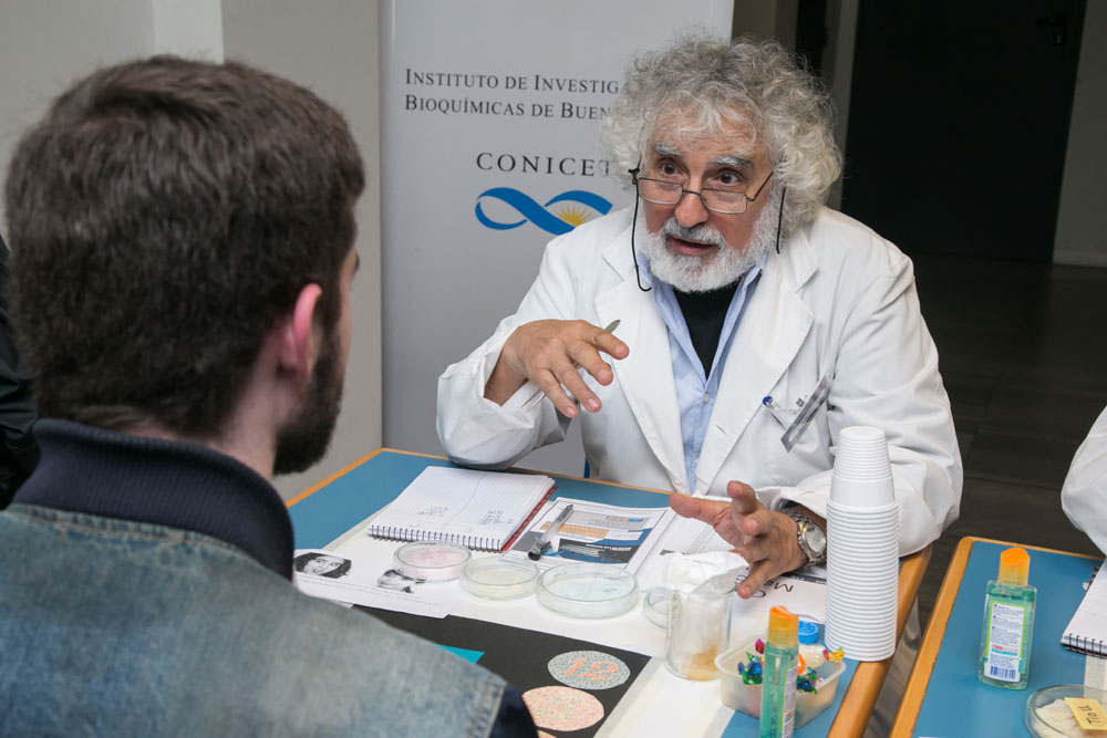 El doctor Luis Quesada Allué aplicando un sencillo test – diseñado por Quesada Allué en 1993 – que pone en evidencia sobre todo la capacidad de detección y sensibilidad al gusto amargo. Esta habilidad ancestral es la que permitió a nuestros antepasados reconocer alimentos eventualmente peligrosos. Con ese test se han detectado 20 perfiles diferentes en la Ciudad de Buenos Aires.