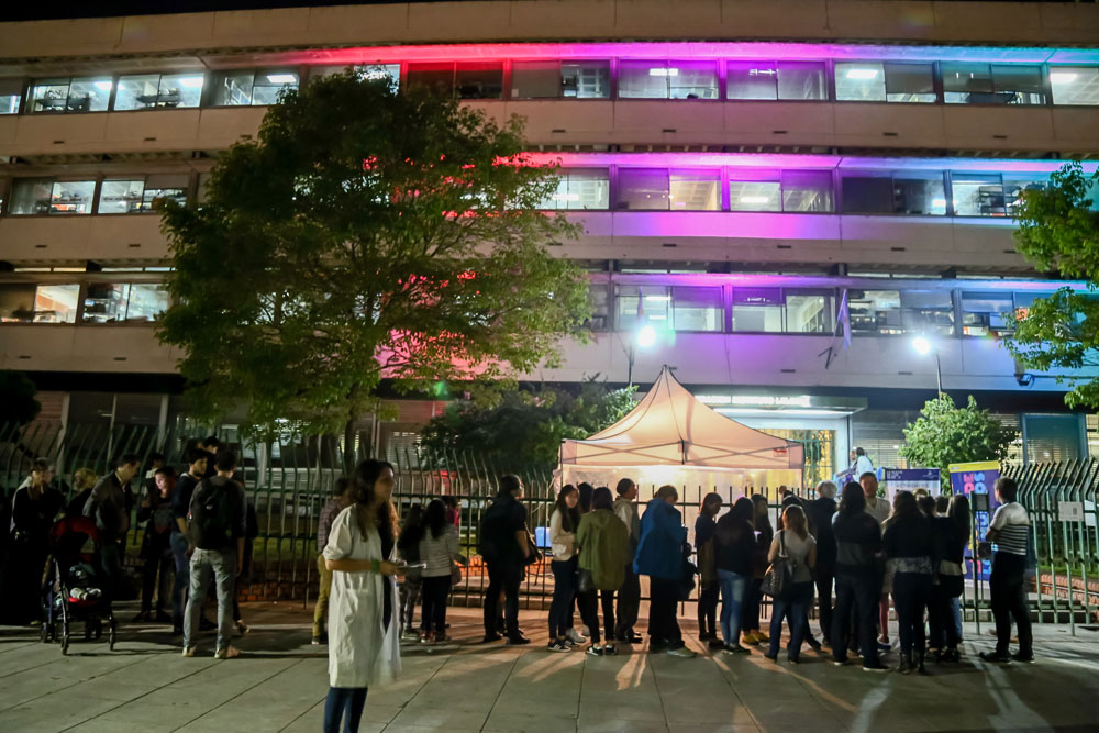 En la Noche de los Museos, el Instituto Leloir recibió 1.800 visitantes a lo largo de siete horas, una cifra que superó los 800 de 2014 y los 1200 de 2015.