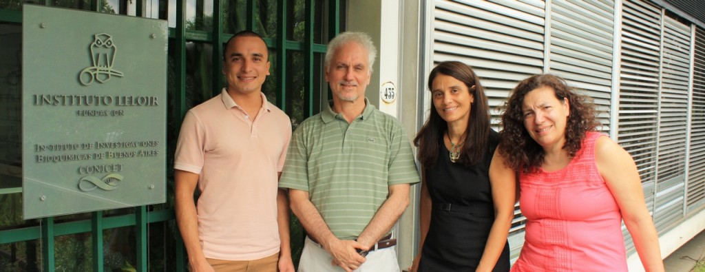 El doctor Osvaldo Podhajcer, jefe del Laboratorio de Terapia Molecular y Celular del Instituto Leloir, y tres integrantes de su laboratorio que participaron del avance científico centrado en cáncer de mama, Leandro Güttlein (izq.), Andrea Llera y Cecilia Rotondaro.