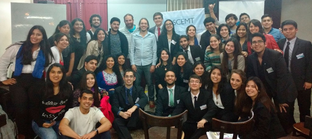 El doctor Emilio Kropff, investigador del Instituto Leloir, con integrantes de la Sociedad Científica de Estudiantes de Medicina de Tucumán (SCEMT).