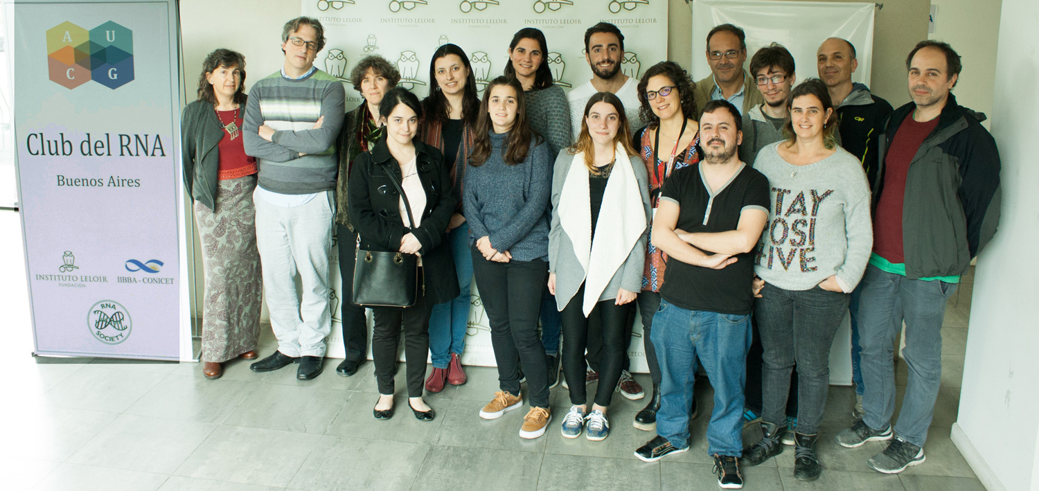 La doctora Graciela L. Boccaccio (izq.), investigadora del Instituto Leloir y una de las coordinadoras del Club de ARN de Buenos Aires, Sebastián Kadener, de la Universidad Brandeis, de Estados Unidos, e integrantes del club.