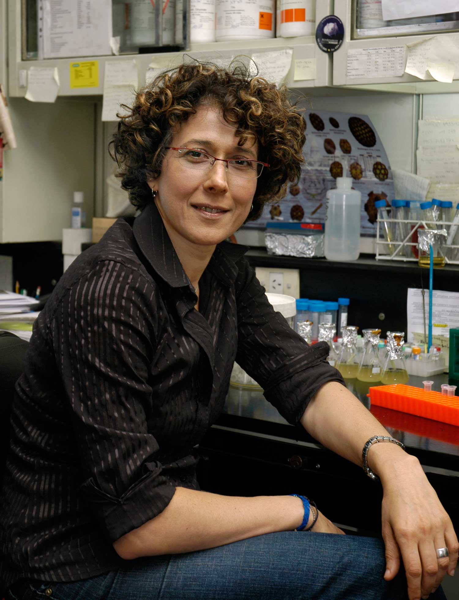 Por sus importantes descubrimientos sobre los mecanismos de multiplicación del virus del dengue, la Dra. Andrea Gamarnik, jefa del Laboratorio de Virología Molecular de la Fundación Instituto Leloir, recibió en 2016 el Premio internacional L’Oréal-UNESCO “Por las Mujeres en la Ciencia”.