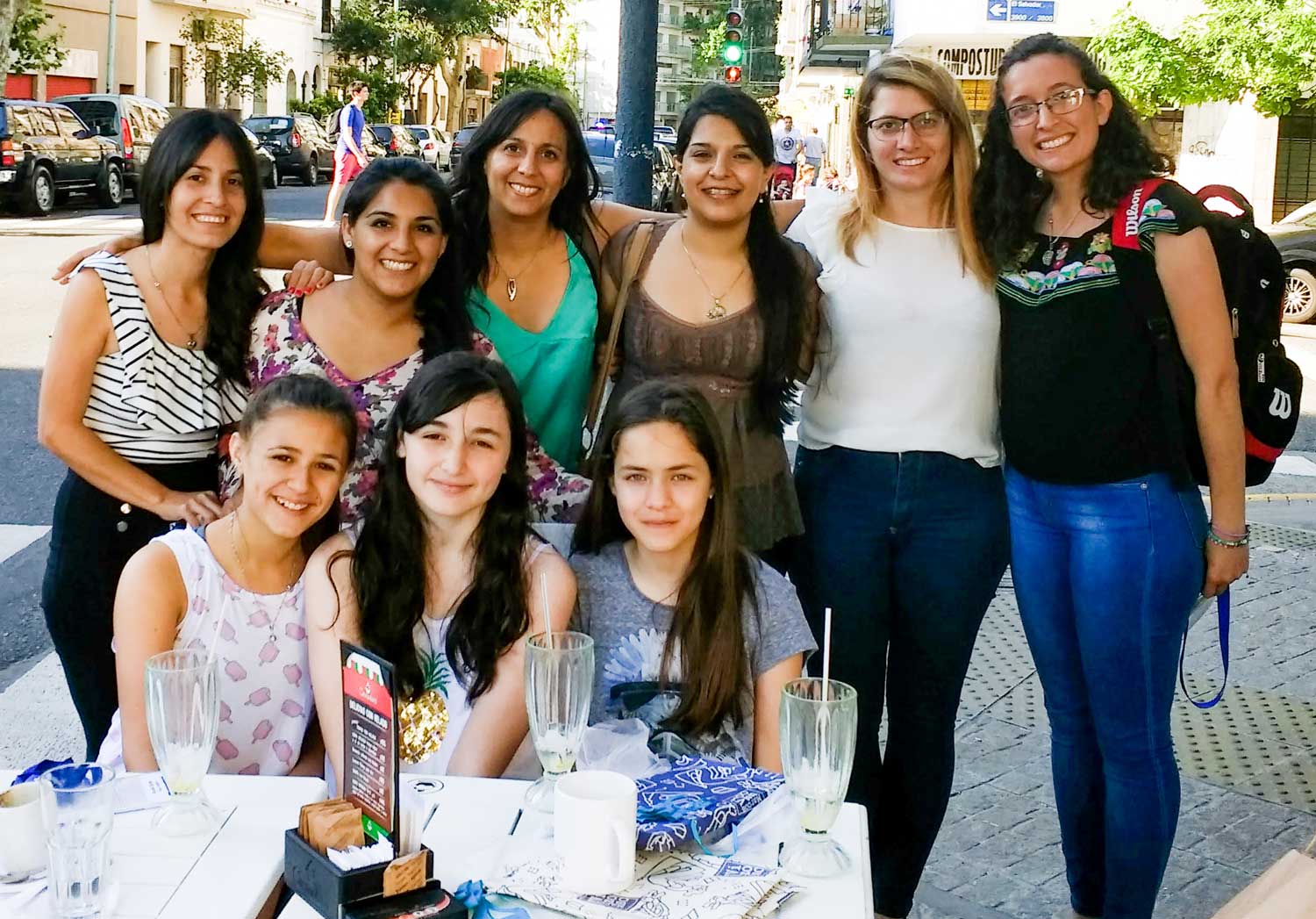 Las autoras del cuento, “las tres mosqueteras”, recibiendo el premio del concurso literario "Cientichicas de mi país" organizado por el grupo "Amautas Huarmis".