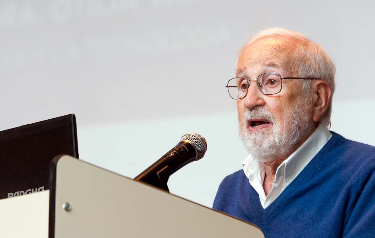El doctor Noé Jitrik, escritor, ex integrante del CECTE y Director del Instituto de Literatura Hispanoamericana de la Facultad de Filosofía y Letras de la UBA, en el acto de homenaje a la doctora Otilia Vainstok.