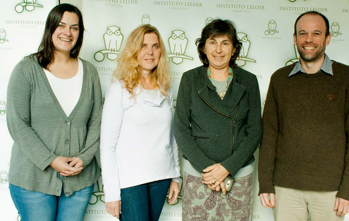 La doctora Amy Austin, del Instituto de Investigaciones Fisiológicas y Ecológicas vinculadas a la Agricultura (IFEVA), junto a integrantes del comité organizador de los Seminarios Cardini del Instituto Leloir, los doctores Graciela Boccaccio, Sebastián Klinke y Gabriela Auge.
