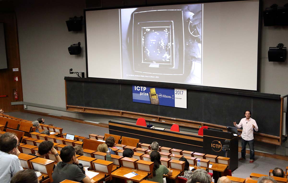 El doctor Emilio Kropff dio una charla sobre sus investigaciones en el auditorio del Centro Internacional de Física Teórica Abdus Salam.