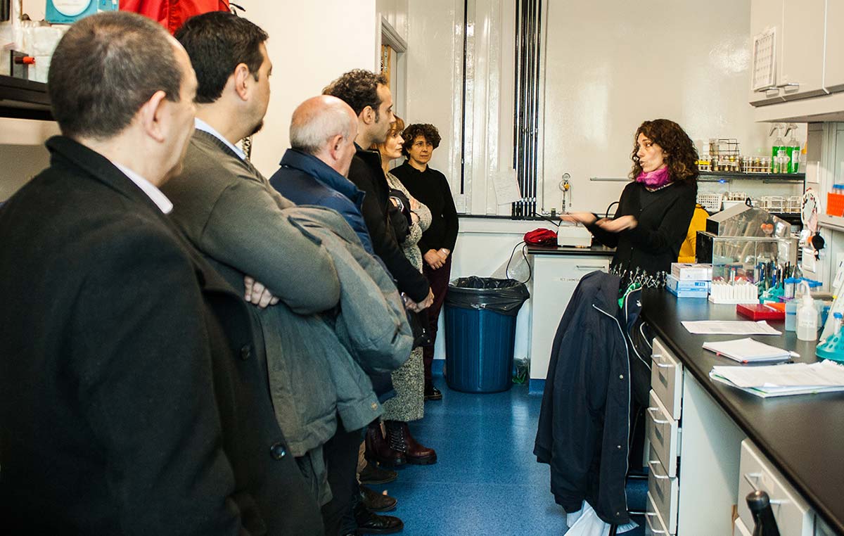 La doctora Fernanda Ceriani explicando el funcionamiento del nuevo laboratorio de moscas construido con aportes de la Fundación Williams y el CONICET.
