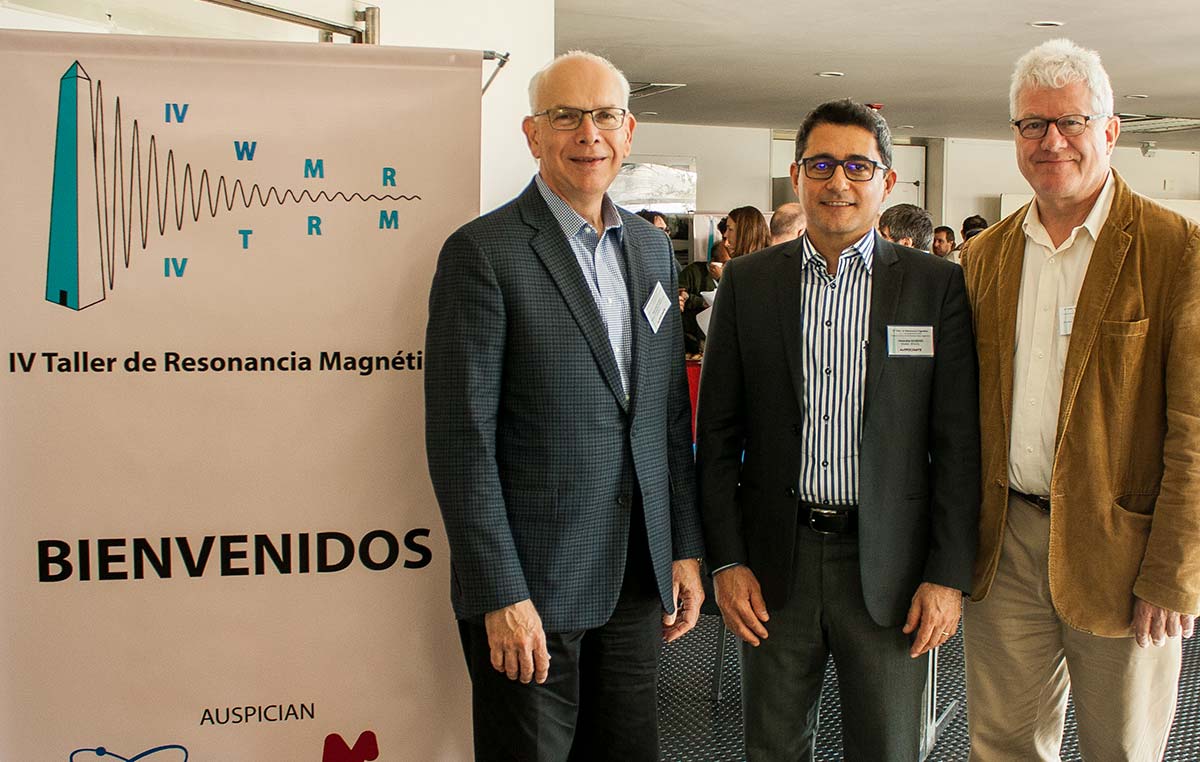 El doctor Clemens Anklin (der.), vicepresidente de la Corporación Bruker en Estados Unidos, y especialista en Resonancia Magnética Nuclear, Mark Chaykovsky (izq.), vicepresidente ejecutivo de Bruker, también en Estados Unidos, y Alexandre Bezerra Schefer (centro), director ejecutivo de esa compañía en Brasil.
