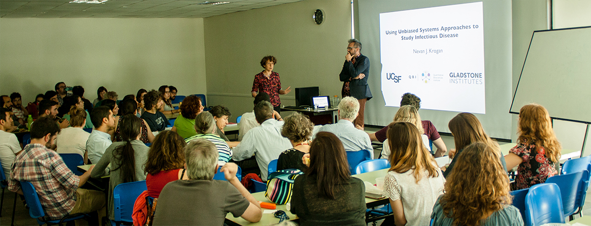 Frente a un auditorio lleno de nuestra fundación, el doctor Nevan J. Krogan describió los proyectos que comparte con la doctora Andrea Gamarnik y otros colegas de Argentina y de otros países.