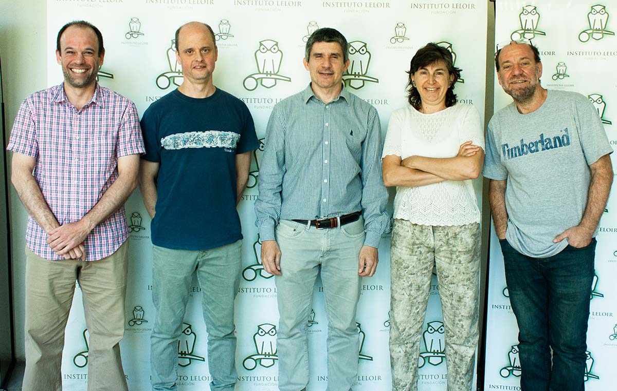 El doctor Alejandro Buschiazzo, director del Laboratorio de Microbiología Molecular y Estructural del Instituto Pasteur de Montevideo (centro), y los doctores Sebastián Klinke (izq.), Pablo Cerdán, Graciela Boccaccio y Carlos Labriola, científicos de la Fundación Instituto Leloir (FIL) e integrantes del comité organizador de los Seminarios Cardini de la FIL.