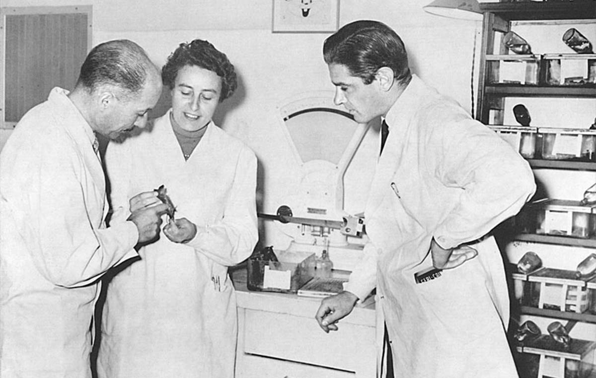 La doctora Dosne Pasqualini fue directora del Instituto de Investigaciones Hematológicas de la Academia Nacional de Medicina (1981-83) y se convirtió en la primera mujer en ser discípula del primer Premio Nobel argentino en ciencias, el doctor Bernardo Houssay, e integrar la Academia Nacional de Medicina.