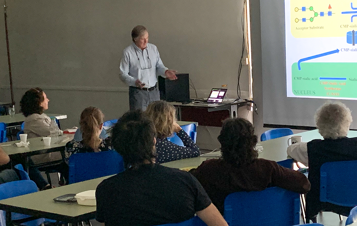 El doctor Donald Jarvis, secretario de la Sociedad de Glicobiología, dio una charla en el Instituto Leloir