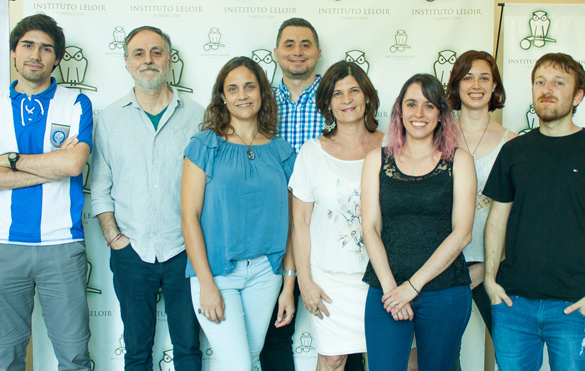 El doctor Eduardo Castaño, jefe del Laboratorio de Amiloidosis y Neurodegeneración de la Fundación Instituto Leloir, la doctora Laura Morelli e integrantes del grupo. 