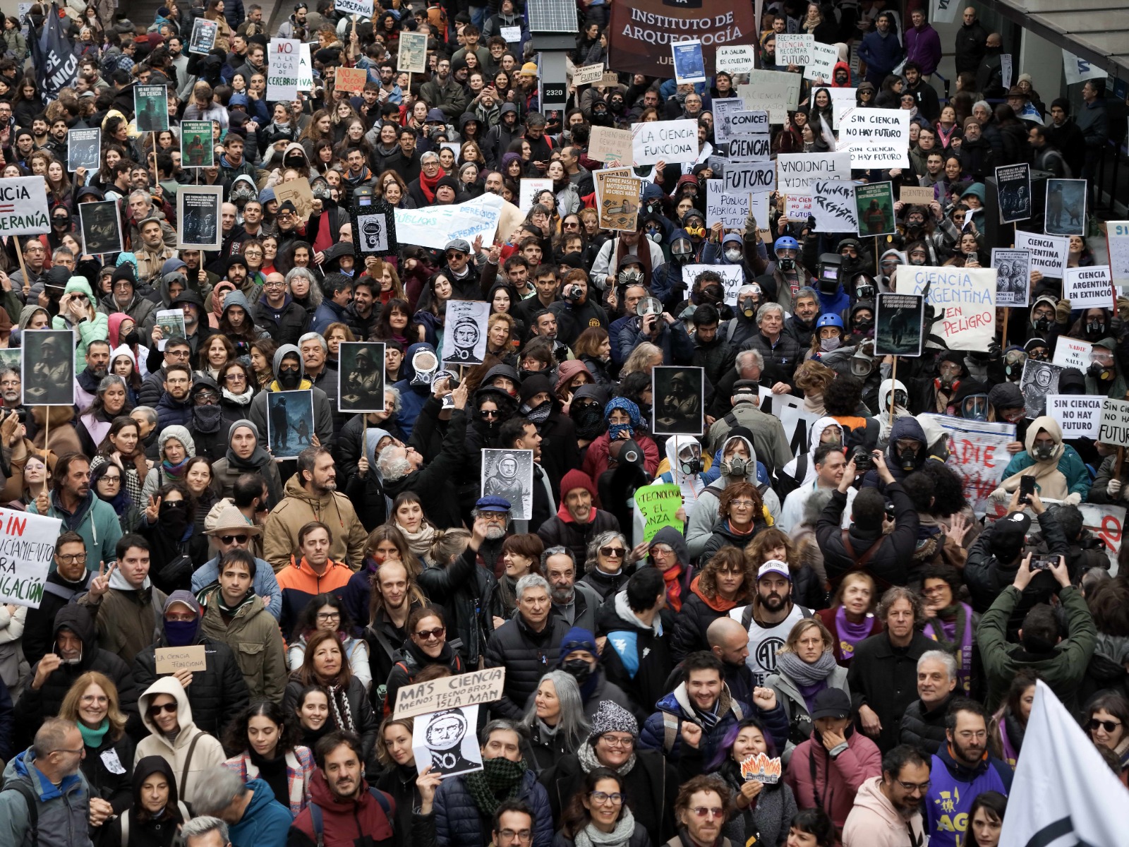 Nos sumamos a la movilización de la comunidad científica para visibilizar la situación crítica que atraviesa nuestro sector