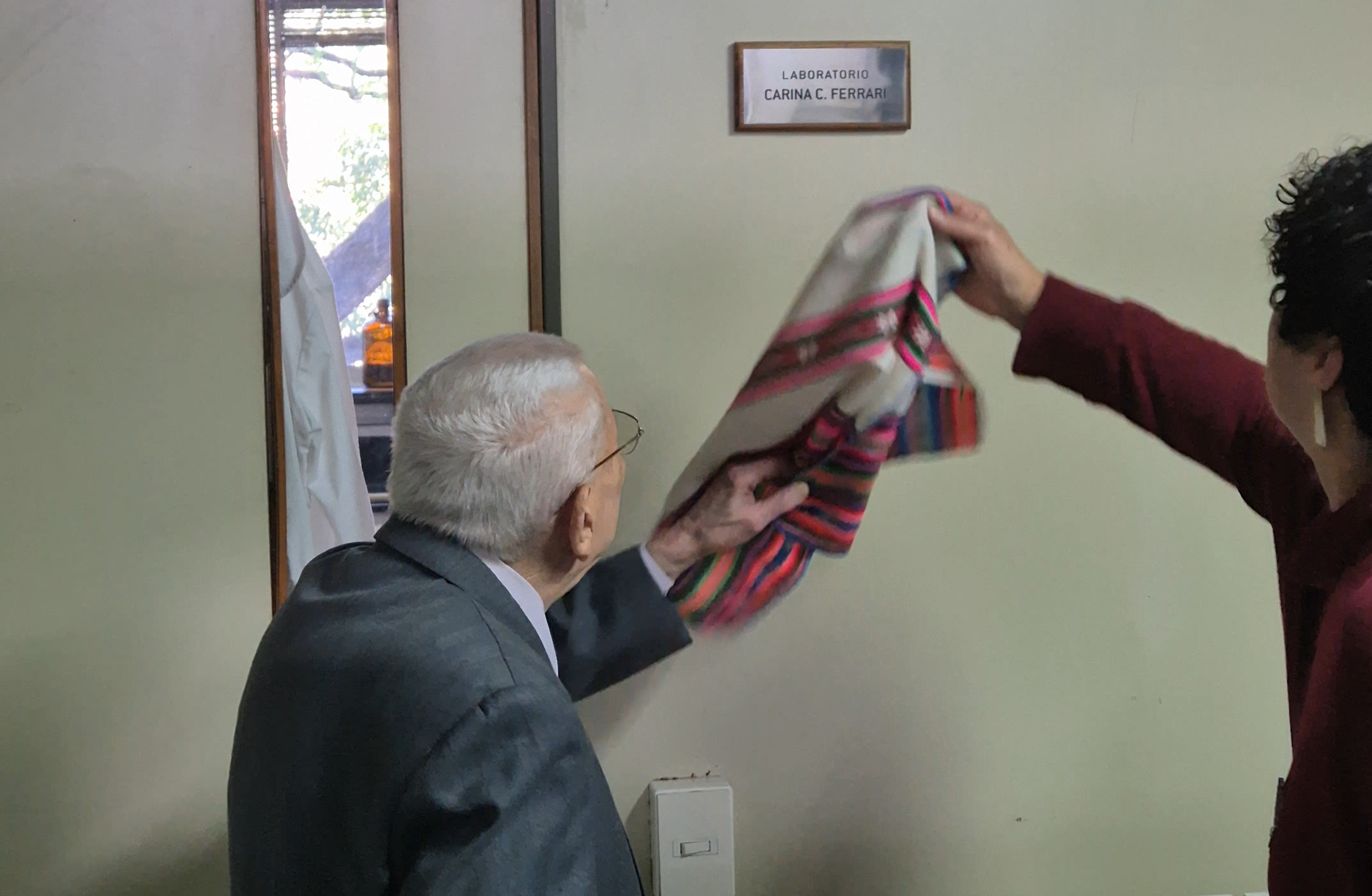 Con un acto y una placa en su honor, homenajeamos a nuestra investigadora Carina Ferrari