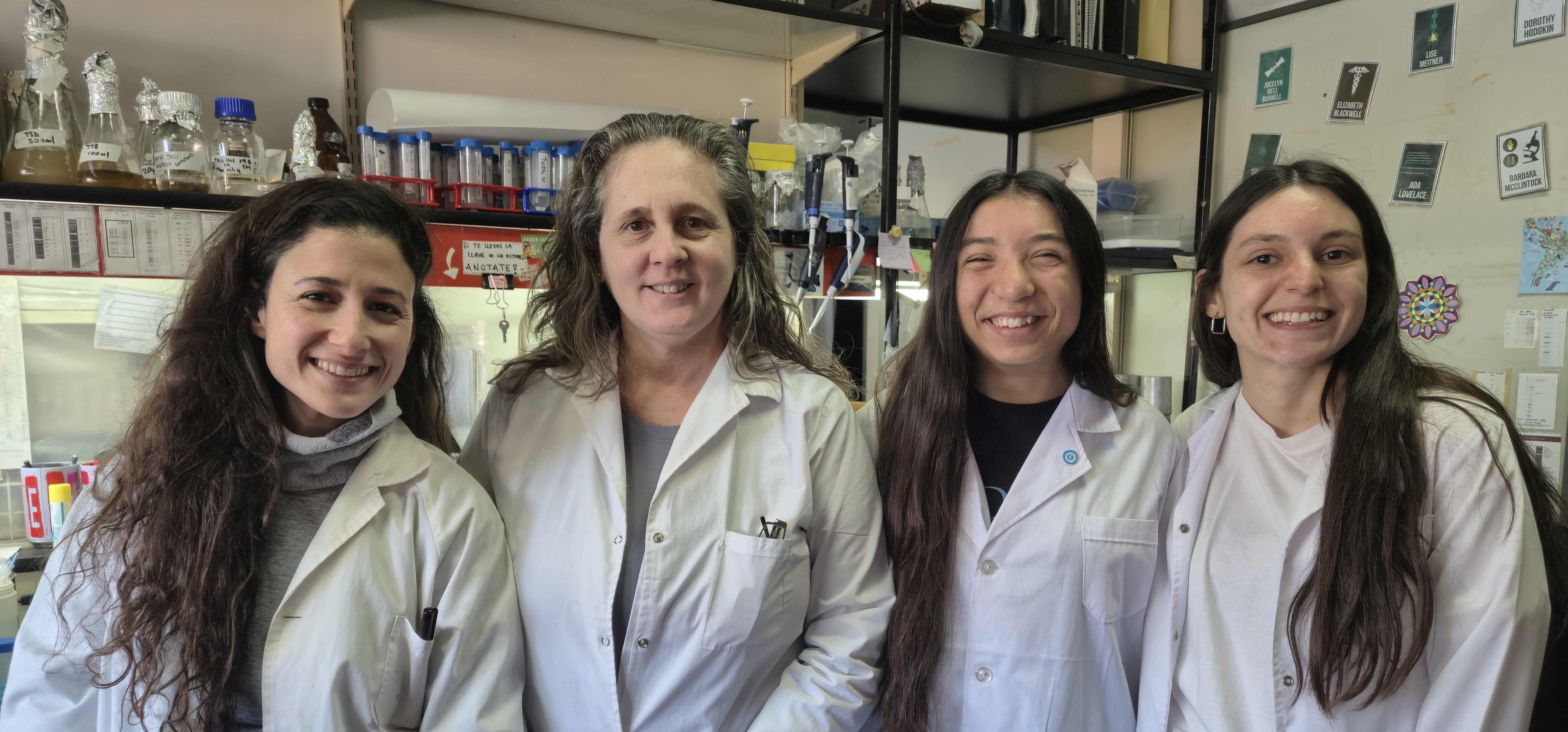 Estudia en California e hizo una pasantía en nuestro Laboratorio de Microbiología Molecular y Celular