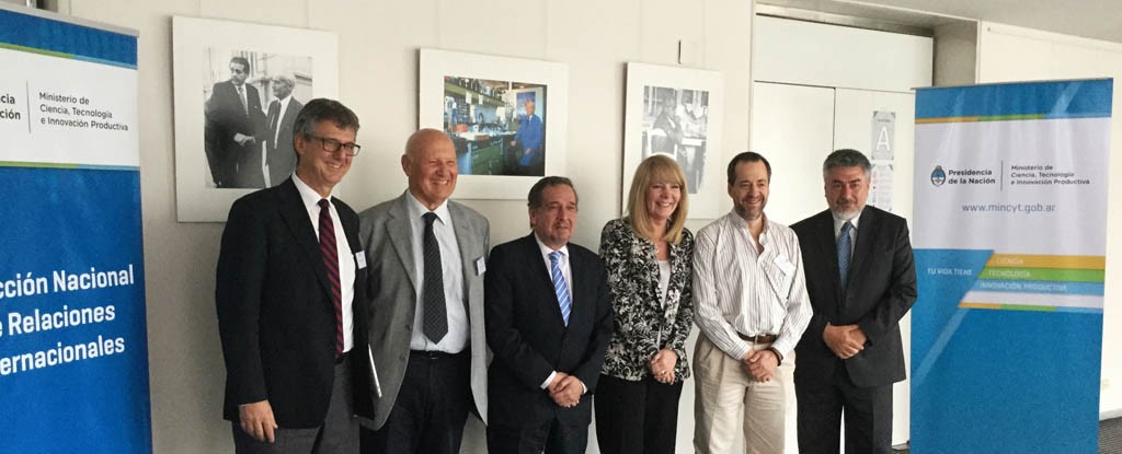 El director del ICGEB, Dr. Mauro Giacca; el director precedente del ICGEB, Prof. Francisco E. Baralle; el ministro de Ciencia, Dr. Lino Barañao, la directora nacional de Relaciones Internacionales de la cartera de ciencia, Ing. Águeda Menvielle; el coordinador científico de congreso internacional y jefe Laboratorio de Terapias Regenerativas y Protectoras del Sistema Nervioso de la FIL, Dr. Fernando Pitossi, y el agregado científico en la Embajada de Italia de Argentina, doctor José Kenny (de izq. a der).
