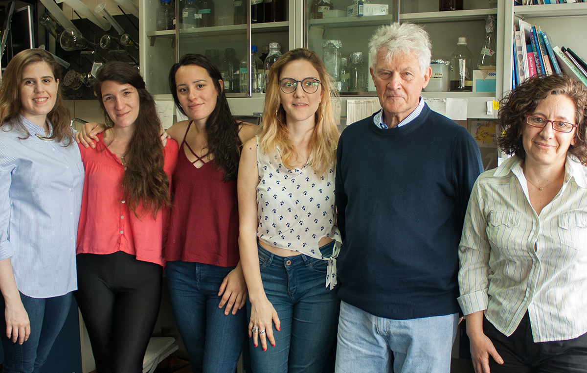 El doctor Eduardo Castaño, jefe del Laboratorio de Amiloidosis y Neurodegeneración de la Fundación Instituto Leloir, la doctora Laura Morelli e integrantes del grupo.