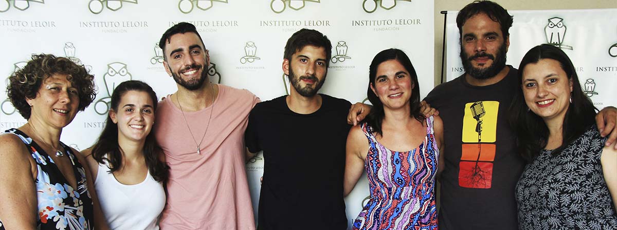 La doctora Andrea Gamarnik, jefa del Laboratorio de Virología Molecular de la Fundación Instituto Leloir (izq.), la doctora Luana De Borba, primera autora del trabajo (der.) y otros integrantes del grupo.