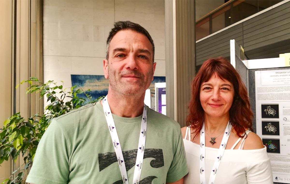 La doctora Cristina Marino-Buslje, jefa del Laboratorio de Bioinformática Estructural del Instituto Leloir, y el doctor Gustavo Parisi, director de la Unidad de Bioinformática Estructural de la Universidad Nacional de Quilmes.