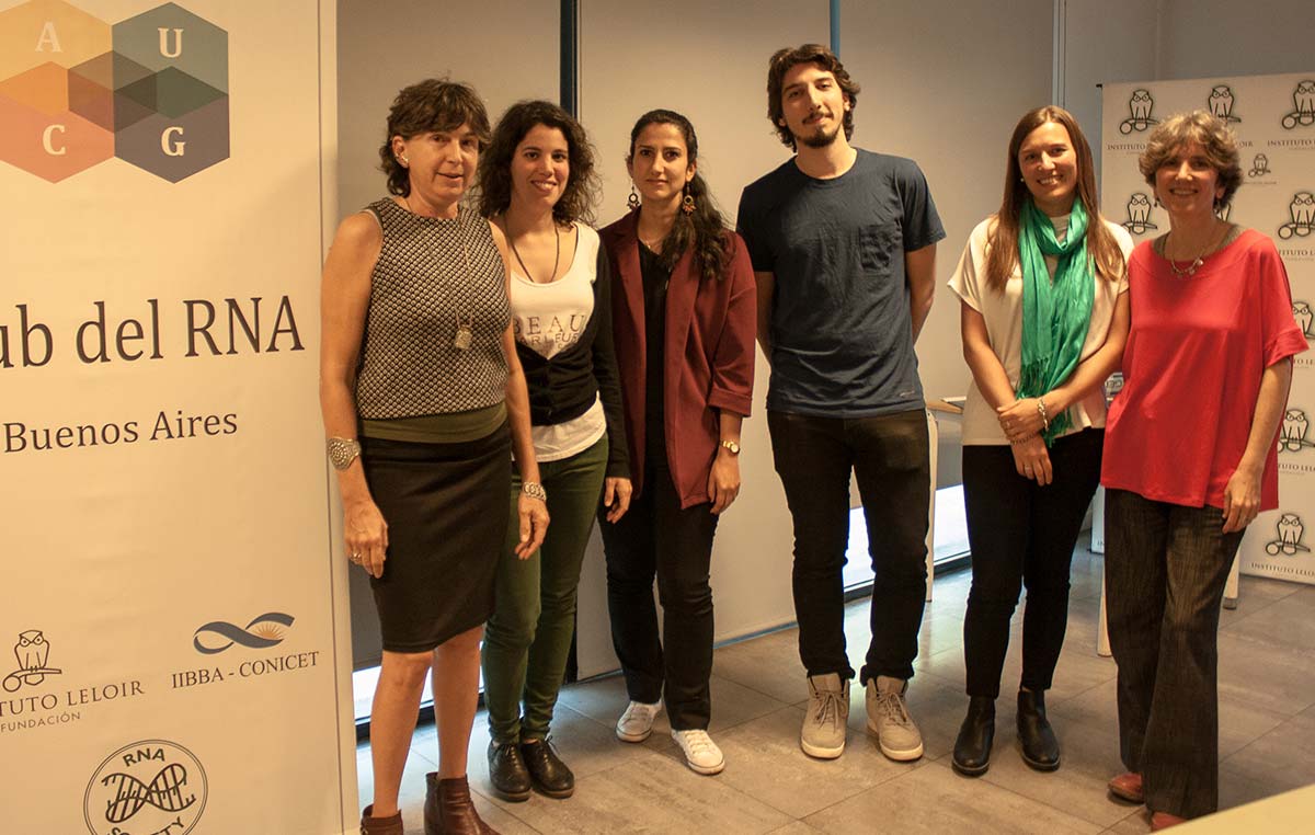 Graciela L. Boccaccio y Anabella Srebrow (en los extremos), coordinadoras del Club del RNA de Buenos Aires, junto a los oradores del encuentro (centro), Rita Vaz Drago, Camille Fonouni-Farde, Lucas Servi y Soledad Traubenik.