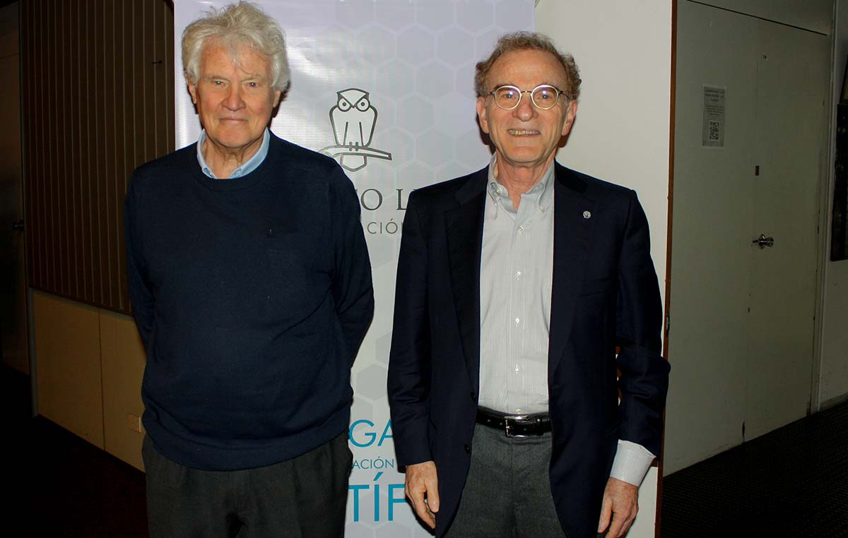 El Dr. Randy Shekman, Premio Nobel de Medicina de 2013 (der.), y el Dr. Armando Parodi, Investigador Emérito del Instituto Leloir y del CONICET.