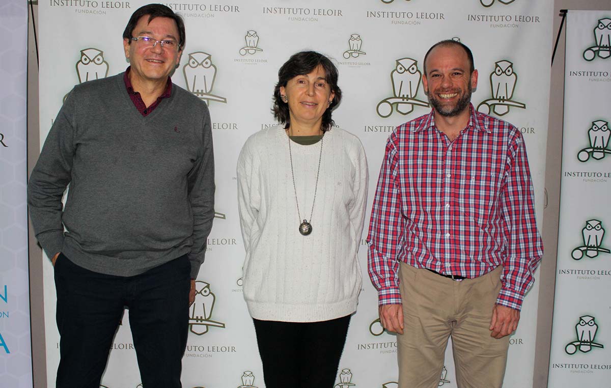 Eduardo Ceccarelli (izq.), uno de los fundadores del Instituto de Biología Molecular de Rosario (IBR, CONICET-UNR), junto a Graciela Boccaccio y Sebastián Klinke, integrantes del comité organizador de los Seminarios Cardini.