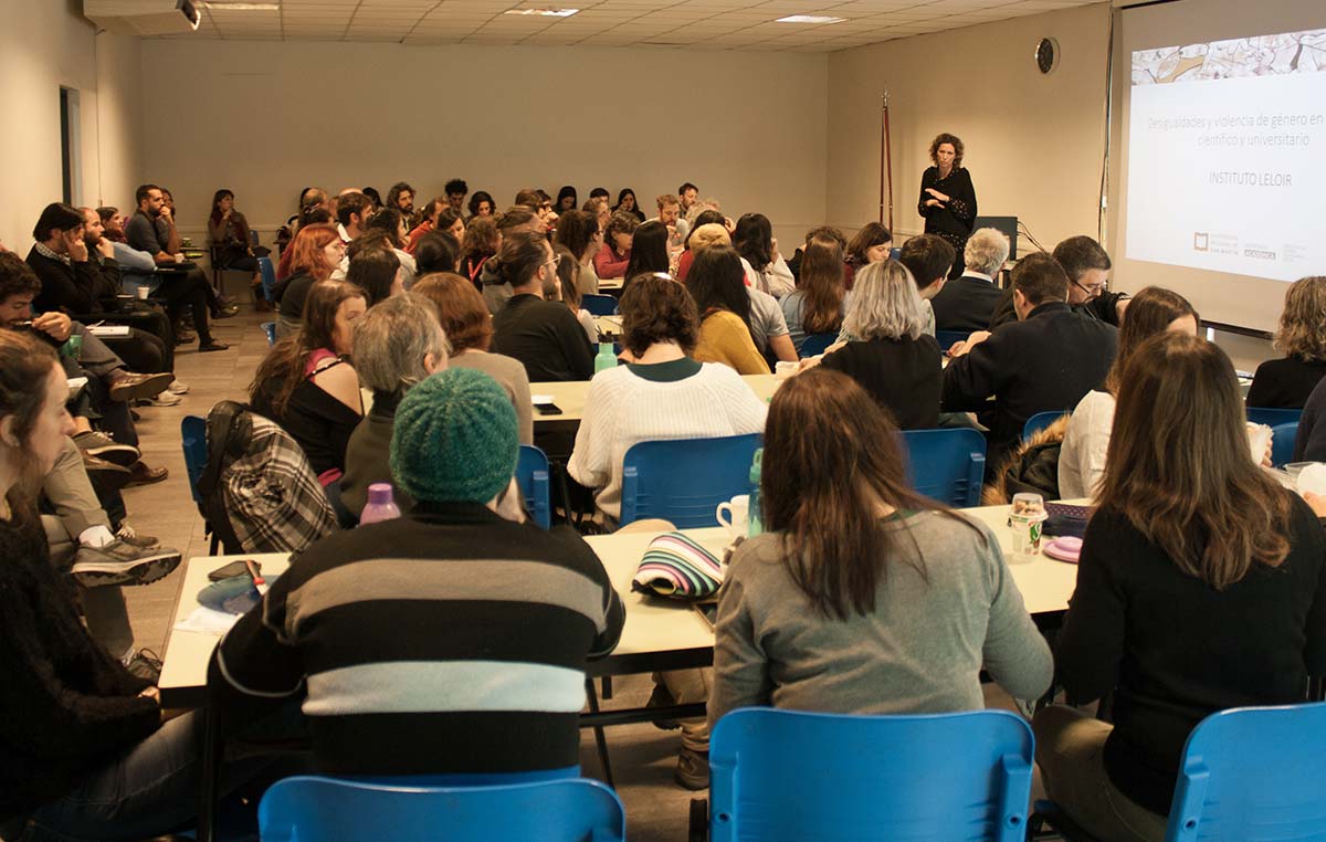 Vanesa Vázquez Laba, investigadora del CONICET y responsable de la Dirección de Género y Diversidad Sexual de la Secretaría Académica de la UNSAM, dictando el seminario en el Instituto Leloir.