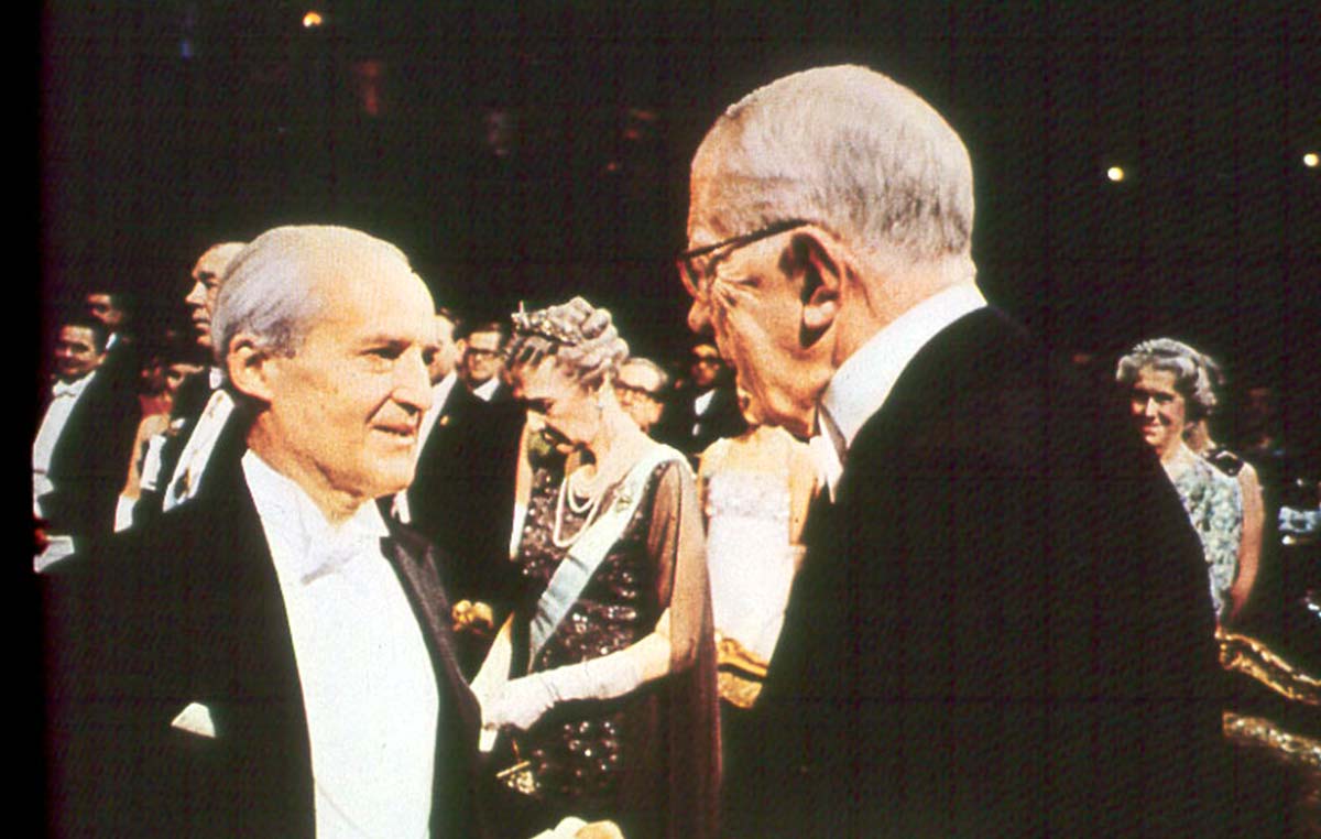 Luis Federico Leloir (izq.) y el Rey Gustavo de Suecia en la ceremonia de entrega del Premio Nobel de Química de 1970. 